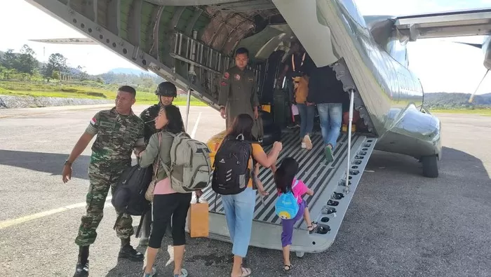 Warga dievakuasi dari Oksibil Papua akibat teror KKB (Dok TNI)