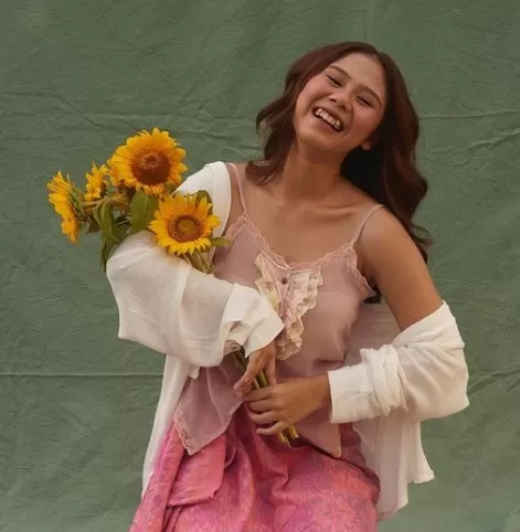 Lirik dan Chord Lagu Sorak Sorai Nadin Amizah. (Instagram/cakecaine)