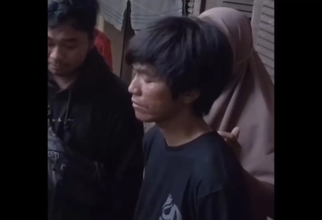 Tiko, pemuda yang rawat ibu 11 tahun di rumah mewah tanpa listrik (Dok tangkapan layar)