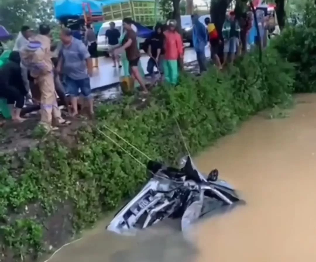 Kecelakaan maut mobil terjin ke sungai di Sulsel (Dok tangkapan layar)