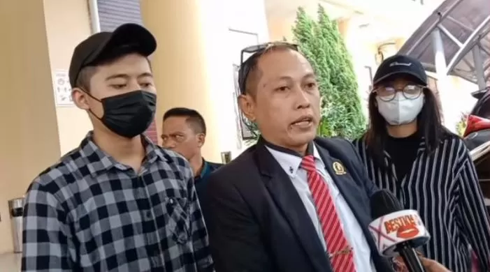 Rozy depresi dan sempat mencoba bunuh diri karena malu aib perselingkuhannya viral. (Dok Medsos)