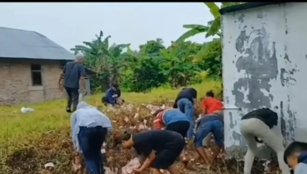 Warga berebut uang berhamburan dari mobil Bank BRI yang terbalik (Dok tangkapan layar)