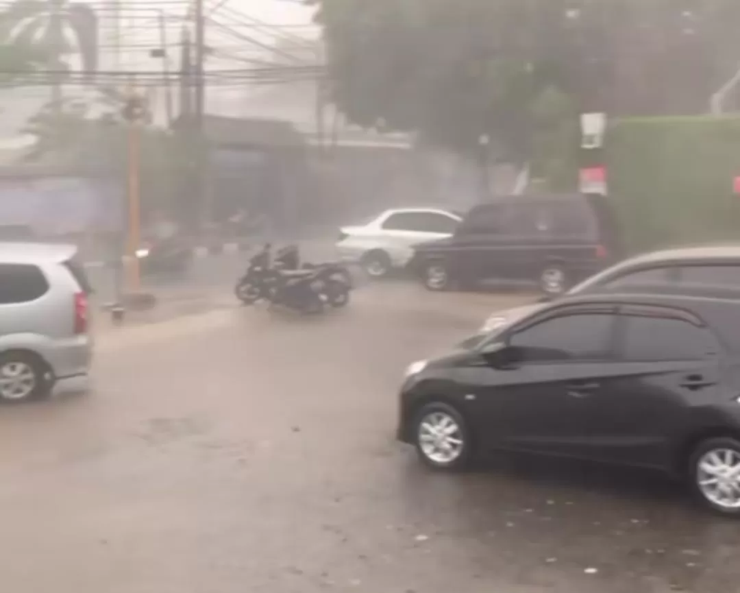 Hujan es dan angin kencang terjang Kota Depok (Tangkapan layar)