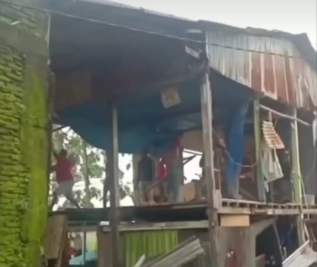 Rumah remaja pelaku pembunuhan bocah di Makassar dirusak massa (Dok tangkapan layar)