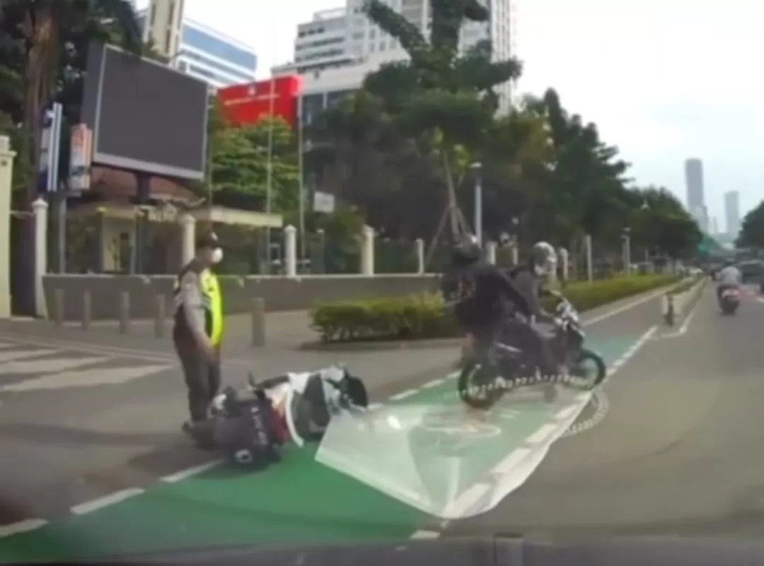 Pemotor bercelana loreng tabrakan di jalur sepeda Jalan Sudirman (tangkapan layar)