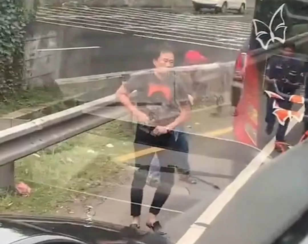 Video viral pengemudi Mercy beraksi bak koboi bermata sipit kokang pistol di Jalan Tol (tangkapan layar)