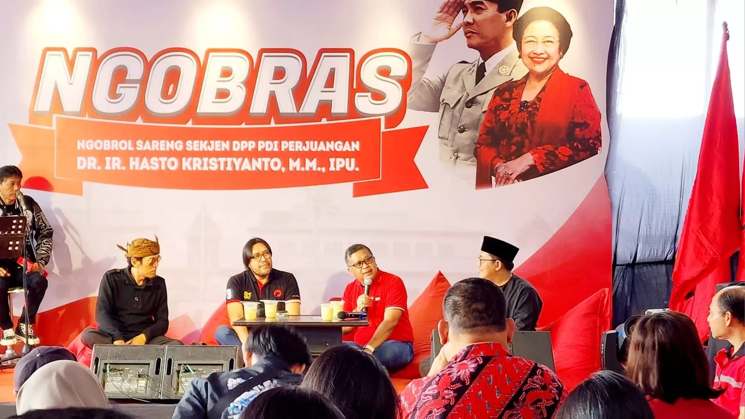 Ngobrol Bareng (Ngobras) anak muda di kantor DPC PDIP Kota Bandung, Jawa Barat, Jumat, 27 Januari 2023.  