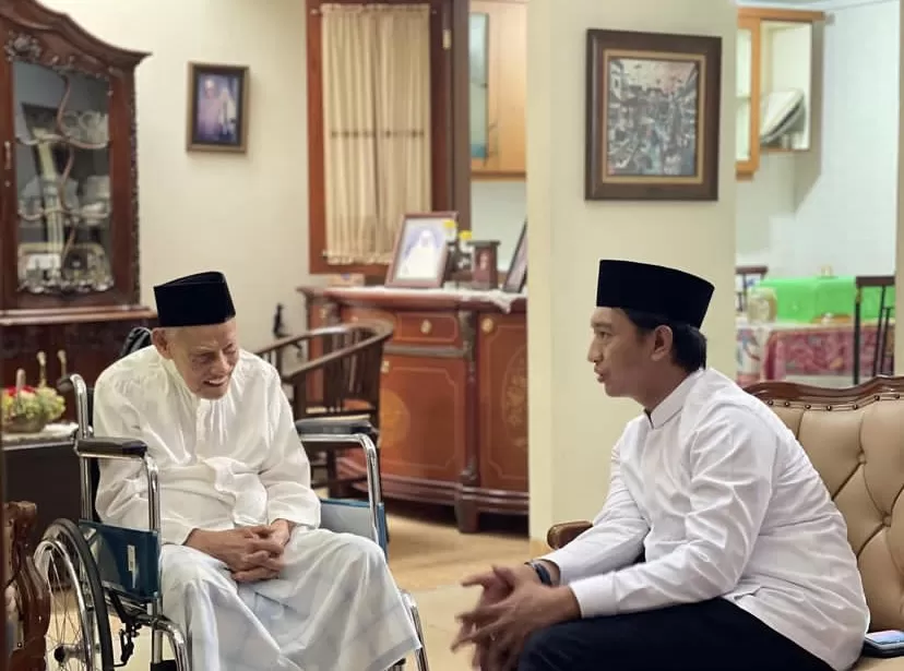 Mantan Ketua MUI KH Ali Yafie bersama Komisaris Bank Syariah Indonesia, Arief Rosyid Hasan.