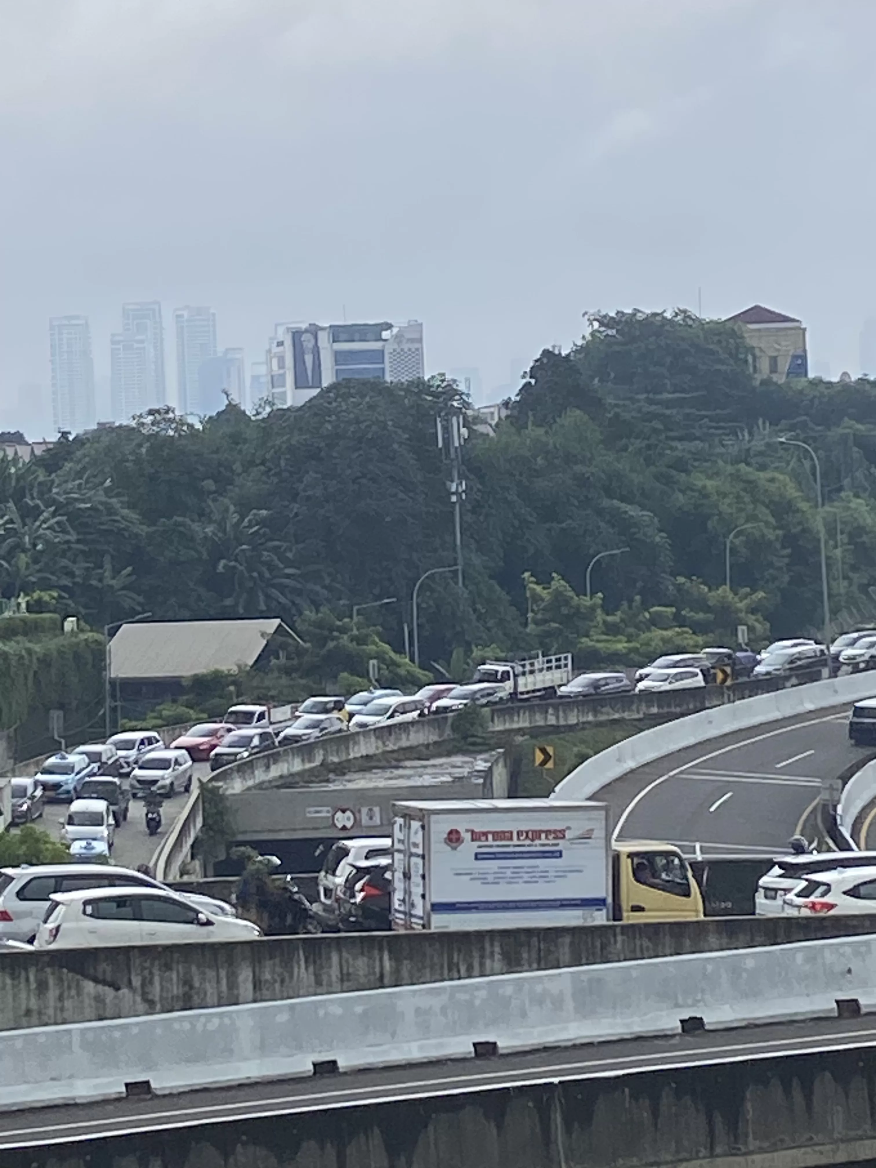 Kemacetan di kawasan Fatmawati pada Rabu, 1 Februari 2023.