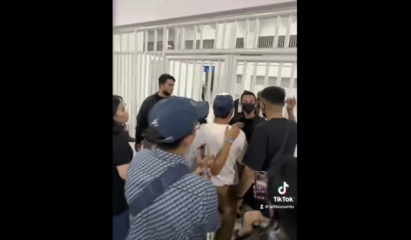 Derita penonton konser Dewa 19 di JIS. (Foto: Twitter @shitlicious)