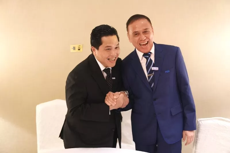 Erick Thohir cuma butuh 38 menit untuk jadi Ketua Umum PSSI 2023-2027. Erick Thohir mendapat selamat dari Ketua Umum PSSI 2019-2023 Mochammad Iriawan. (Foto: Twitter Erick Thohir)