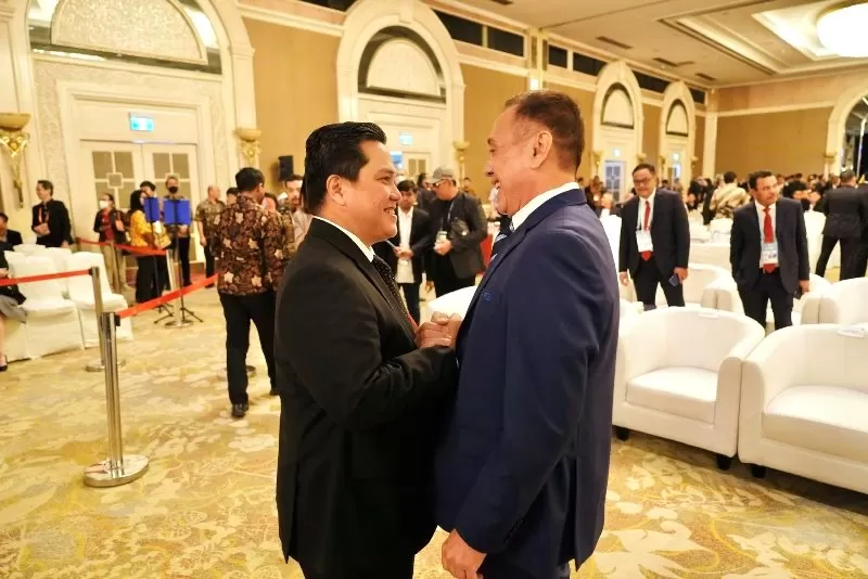 Menpora buka KLB PSSI 2023. Erick Thohir langsung diserbu wartawan. (Foto: Twitter Erick Thohir)