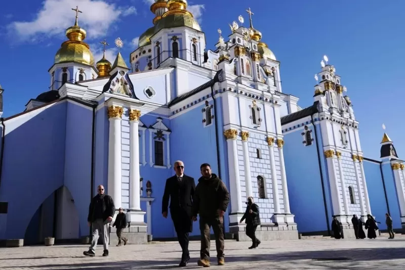 Joe Biden dalam kunjungan bersejarah ke Ukraina jelang peringatan setahun perang Rusia-Ukraina. (Foto: oregon public broadcasting)