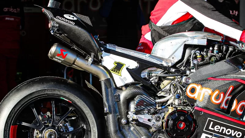 Knalpot baru pada Ducati Paginale V4 R sebagai evolusi untuk bertarung di WSBK 2023. (Foto: WorldSBK)