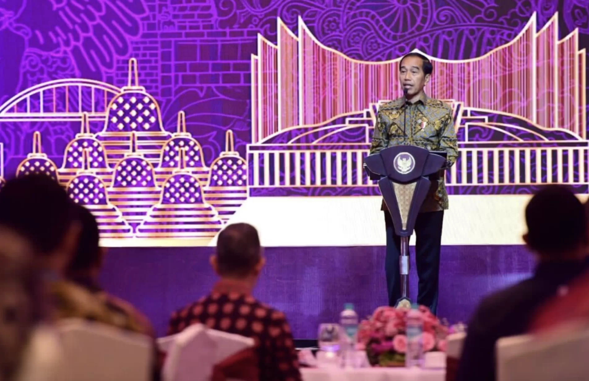 Presiden Joko Widodo menyampaikan sambutannya saat menghadiri Pertemuan Tahunan Industri Jasa Keuangan (PTIJK) Tahun 2023 di Hotel Shangri-La, Jakarta, Senin, 6 Februari 2023. Foto: BPMI Setpres/Lukas