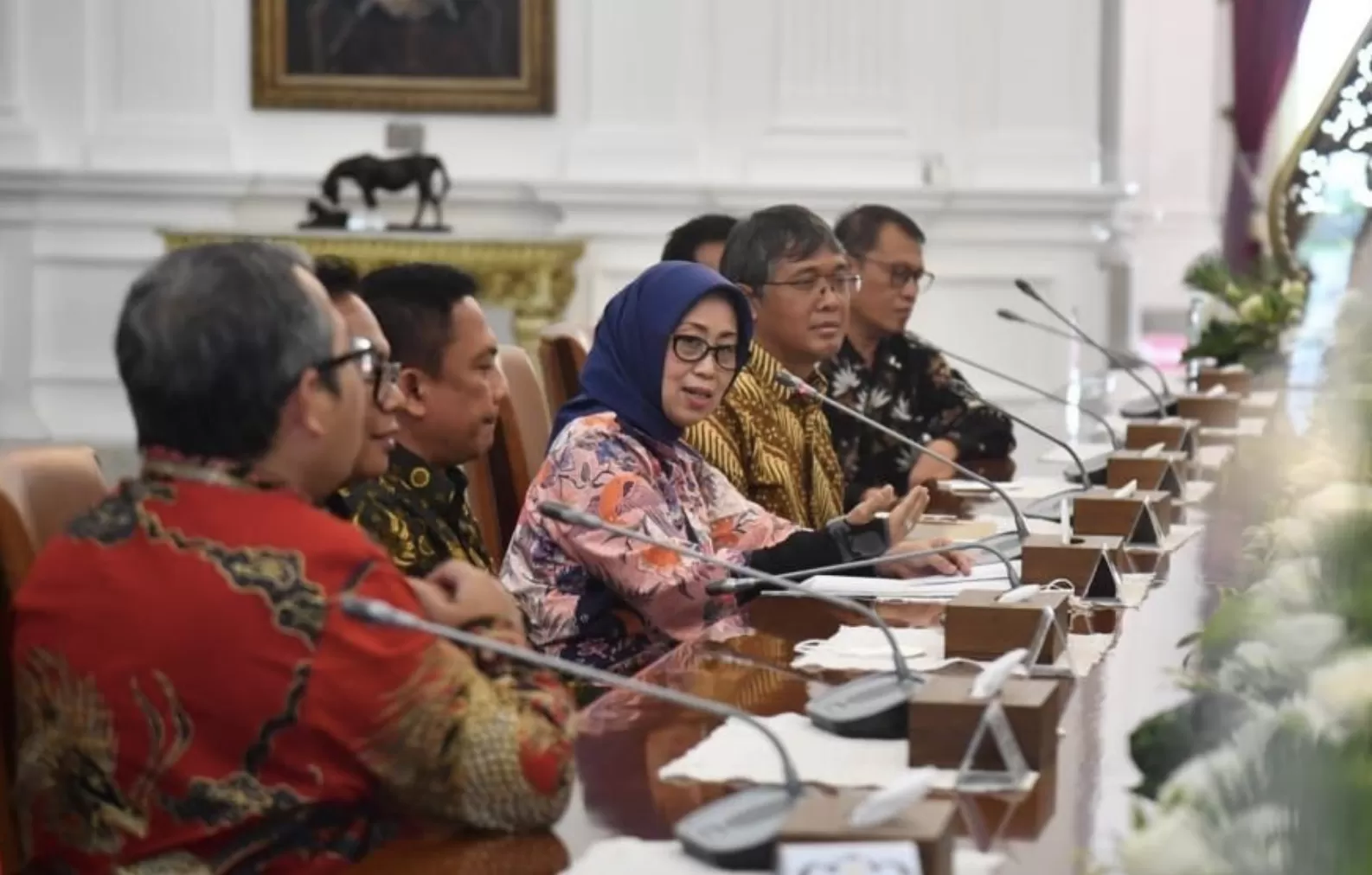 Presiden Joko Widodo menerima kedatangan anggota Dewan Pers periode 2022-2025 di Istana Merdeka, Jakarta, pada Senin, 6 Februari 2023. Foto: BPMI Setpres/Rusman
