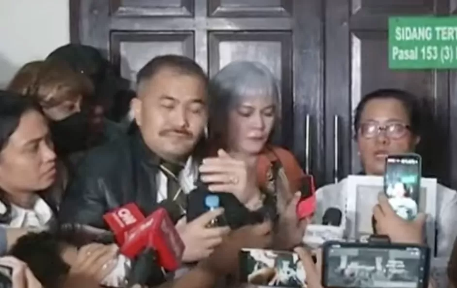 Kamaruddin Simanjuntak, Kuasa hukum keluarga Nofriansyah Yosua Hutabarat atau Brigadir J. (kiri)