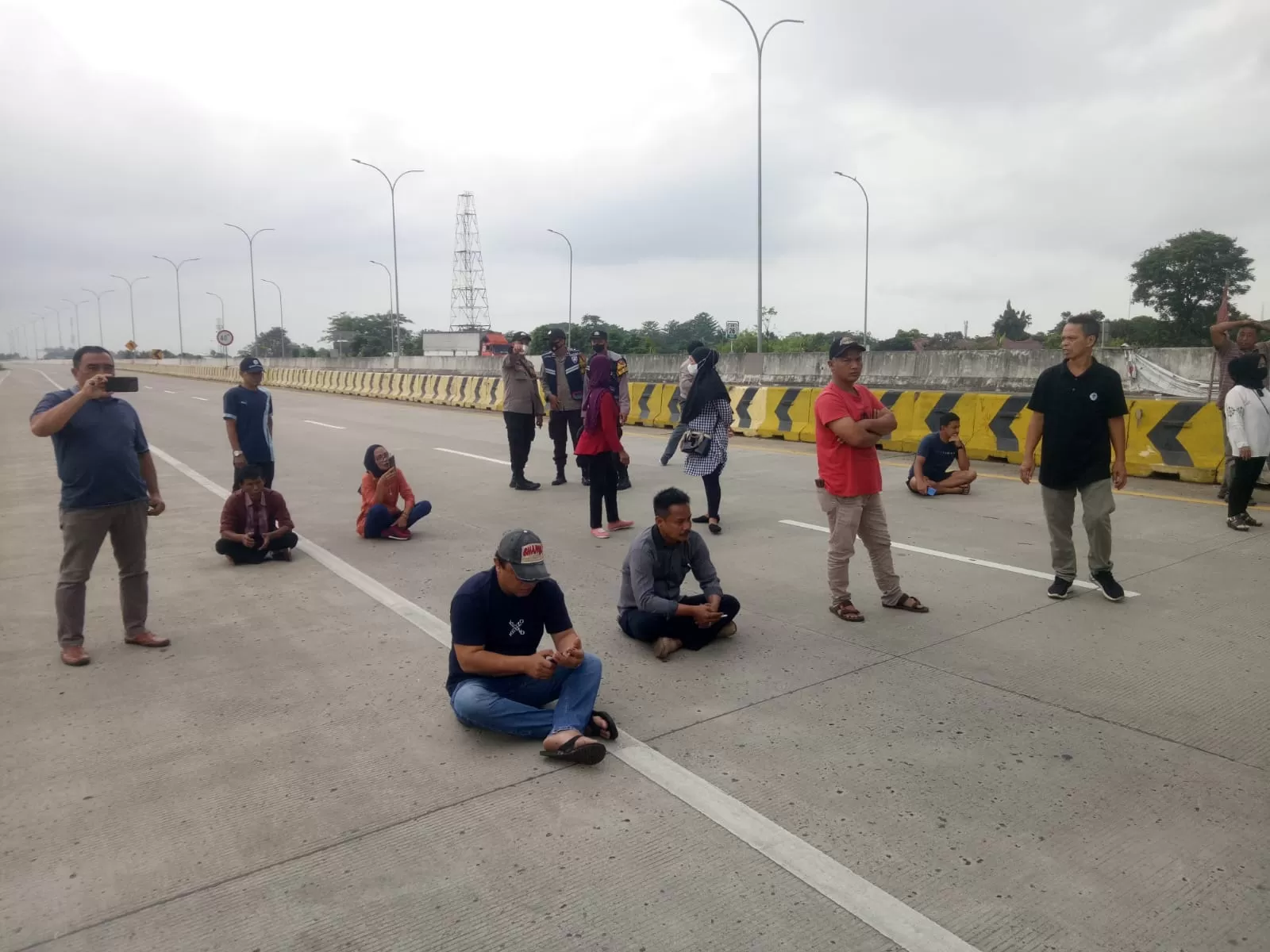 Ahli waris menutup akses Tol Jatikarya yang berada di ruas tol Cimanggis - Cibitung