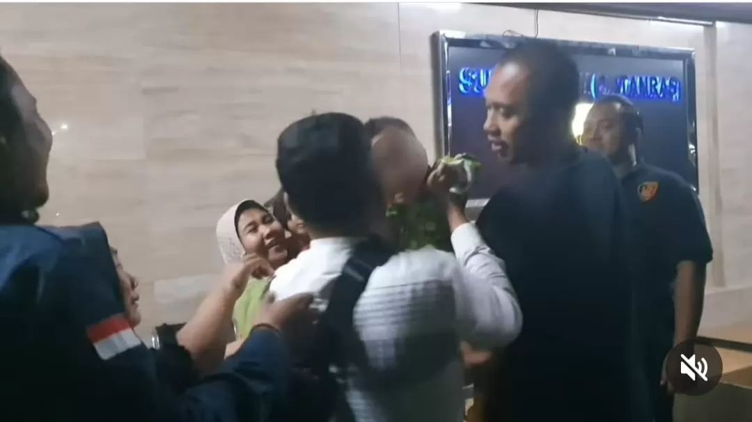 Momen haru anak bos ayam goreng yang diculik diserahkan ke keluarga (Dok tangkapan latar Instagram @jacklyn_choppers