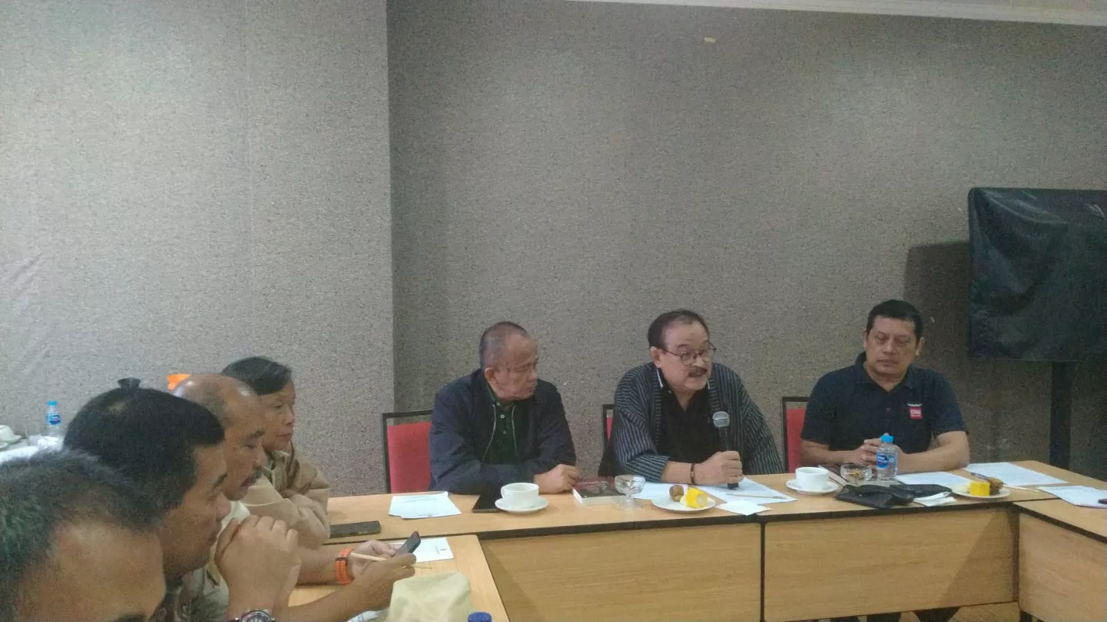 Erros Djarot. (tengah)