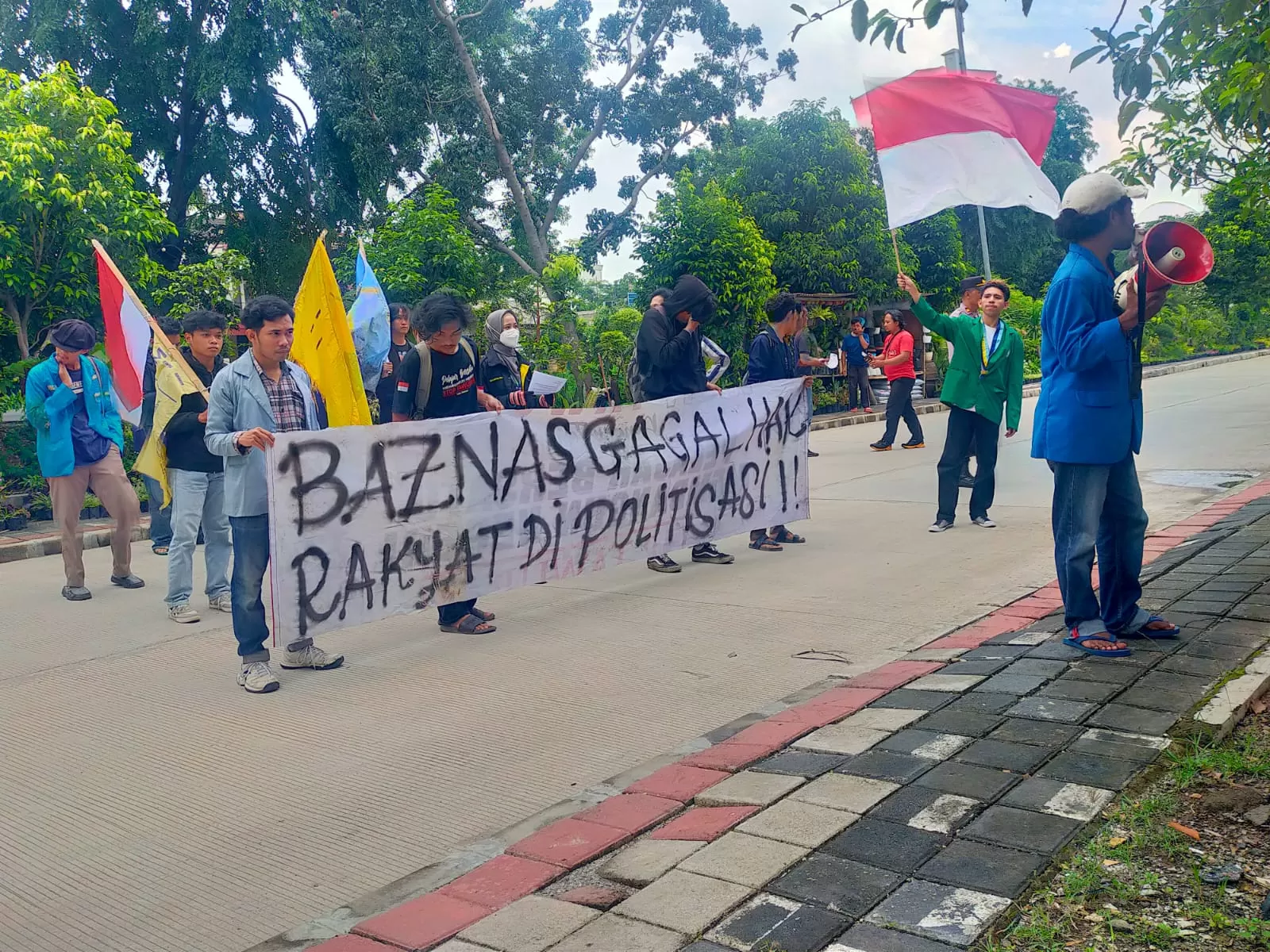 Aksi unjuk rasa digelar Mahasiswa Anti Korupsi (MAKO) di depan kantor Baznas Kota Bekasi, Selasa, 21 Februari 2023.