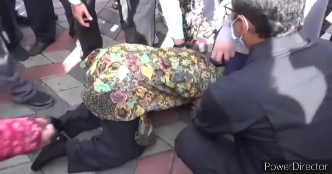 Detik-detik Mensos Tri Rismaharini sujud di kaki guru SLB saat ditaguh janji (Tangkapan layar)