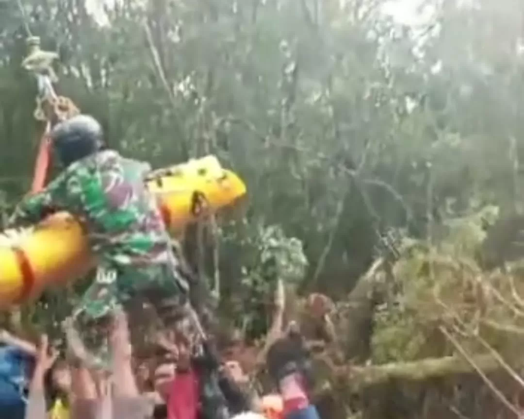 TNI AU ungkap terjalnya medan saat evakuasi Kapolda Jambi Irjen Rusdi Hartono dan rombongan (tangkapan layar)