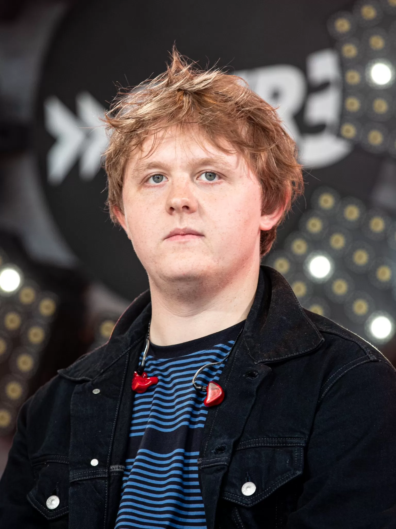 Lewis Capaldi sebut sindrom Tourette sangat menyakitkan. (Twitter/lewiscapaldi)
