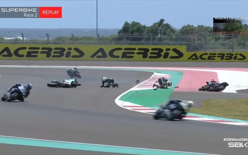 Hasil Race 2 WSBK Mandalika 2023 juga disertai Red Flag kala Michael van der Mark mengalami highside dan motornya ditabrak Philipp Oettl. (Foto: WorldSBK)