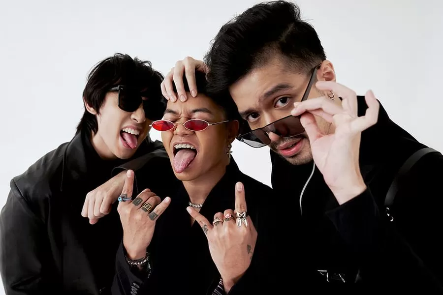 Kata Reza Arap soal lagu Glorious milik Weird Genius  dihapus dari halaman resmi FIFA. (Twitter @WEIRDGENIUS_)