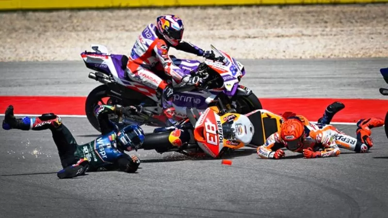 Marquez cedera dan disanksi usai tabrak Oliveira di MotoGP Portugal 2023. (Foto: MotoGP)