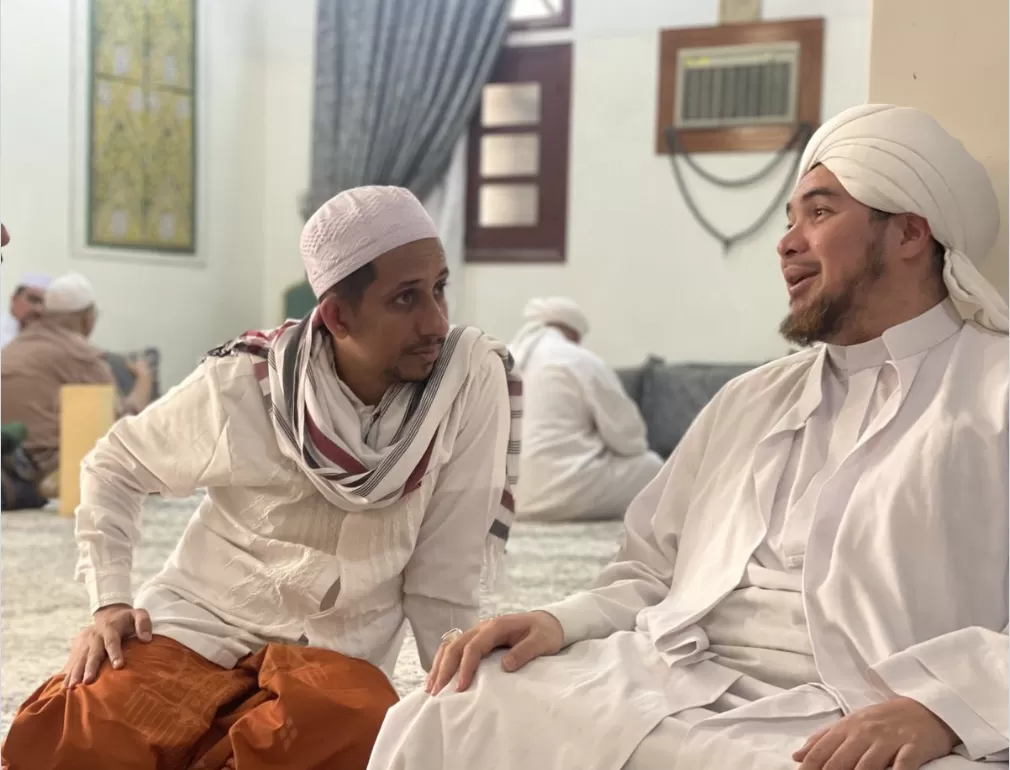 Habib Husein Ja’far Hadar dan gurunya Habib Jindan bin Novel bin Salim bin Jindan. 