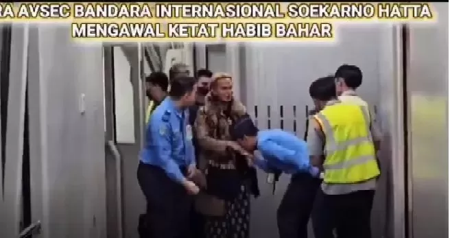 Tiga petugas Avsec Bandara Soetta jemput dan cium tangan Bahar bin Smith (Dok Twitter)