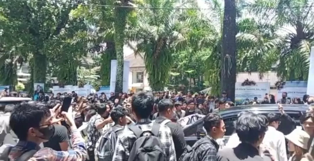 Mahasiswa Universitas Brawijaya demo pemberian gelar Doktor Honoris Causa untuk Erick Thohir (Tangkapan layar)