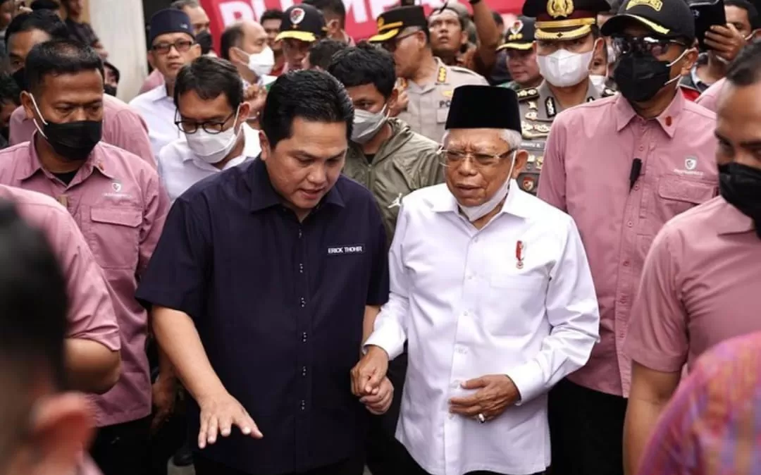 Wakil Presiden Ma’ruf Amin dengan didampingi Menteri BUMN, Erick Thohir, mengunjungi lokasi tragedi kebakaran Depo Pertamina Plumpang yang terbakar pada Jumat, 3 Maret 2023. 
