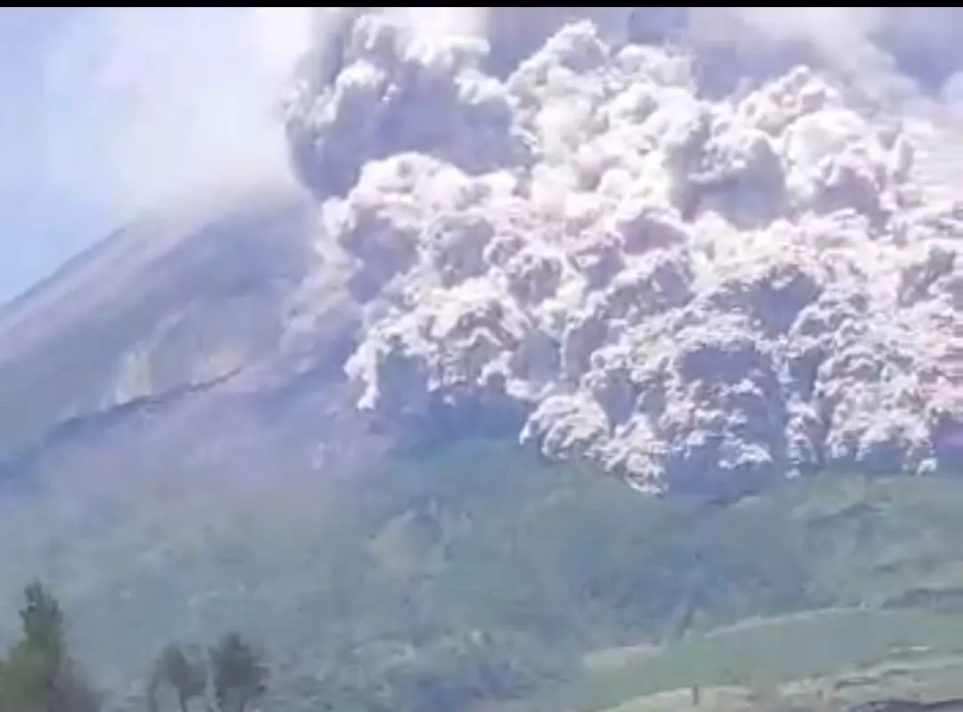 Gunung Merapi Erupsi, sejumlah pekerja berhamburan menyelematkan diri (tangkapan layar)