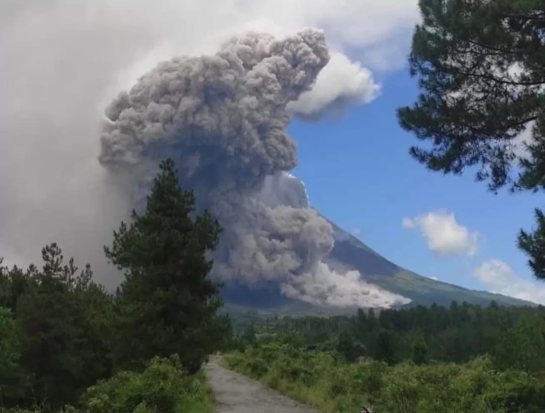 Gunung Merapi Erupsi, warga waspada potensi bahaya (tangkapan layar)