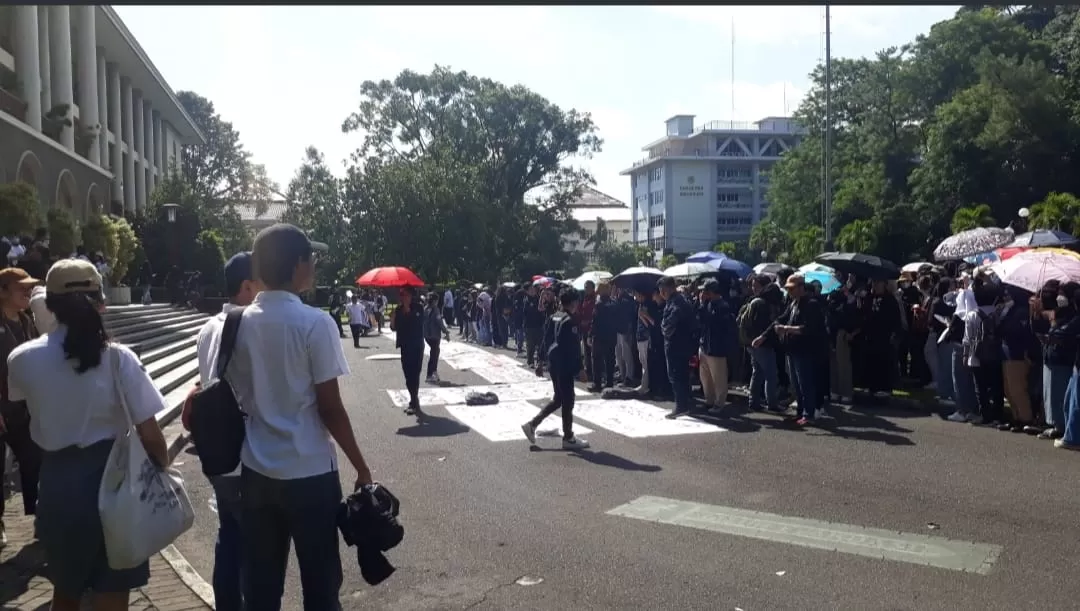 Demo mahasiswa UGM tolak rencana penarikan uang pangkal dan sumbangan (Dok Twitter)
