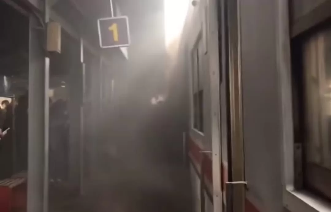 Asap tebal keluar dari gerbong KRL di Stasiun Bojong Gede, Bogor (tangkapan layar)
