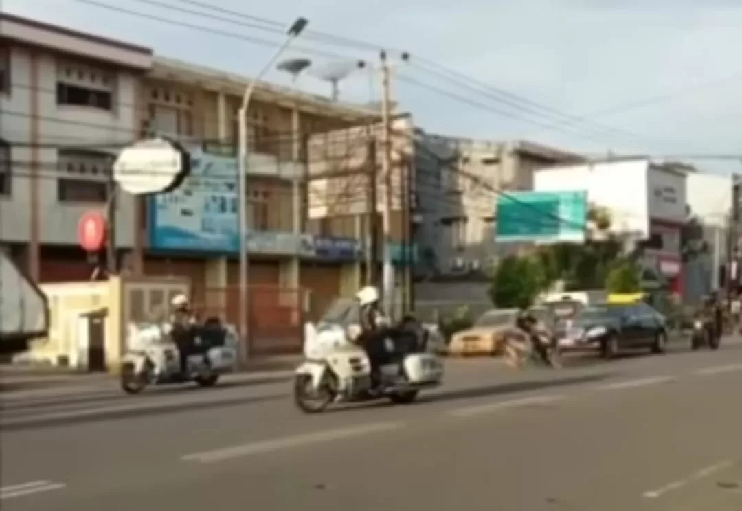 Aksi nekat seorang pemotor potong jalur Presiden Jokowi di Makassar, ternyata joki balap liar (tangkapan layar)