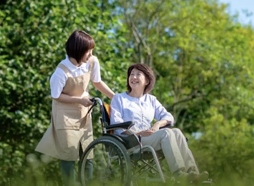 Para kaigo atau pengasuh lansia di Jepang.