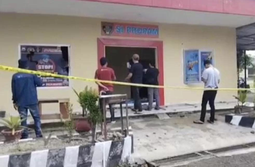 Penyerangan menggunakan molotov di Mapolres Jeneponto. pangdam klaim bukan dari TNI AD