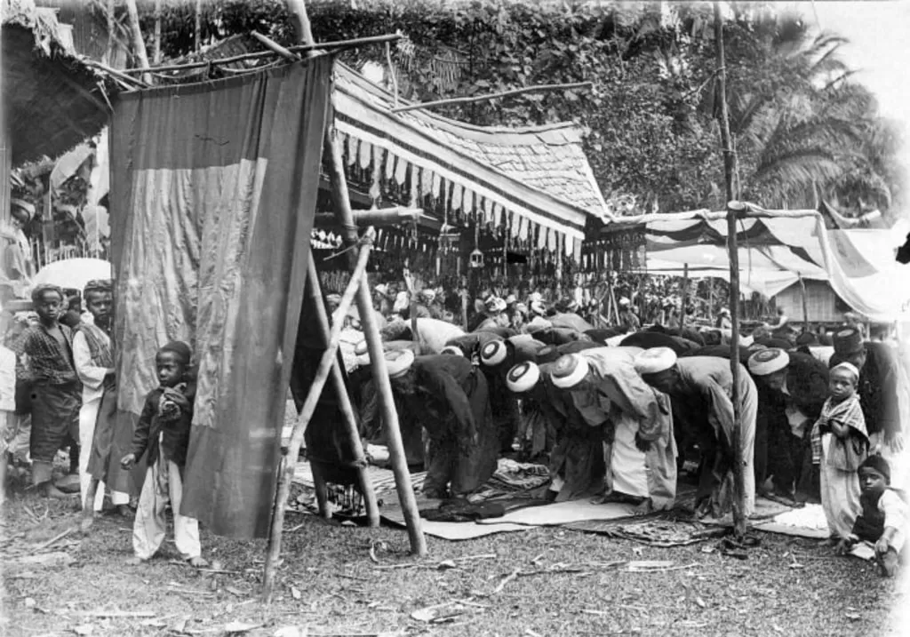 Shalat Ied saat Hari Lebaran di era kolonial. Foto: Tropen Museum