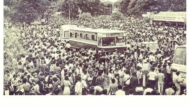 Tradisi mudik di Indonesia sudah ada sejak era Majapahit. Suasana mudik di Terminal Pulo Gadung 10 Agustus 1980. Foto: Facebook/Indonesia Tempo Doeloe