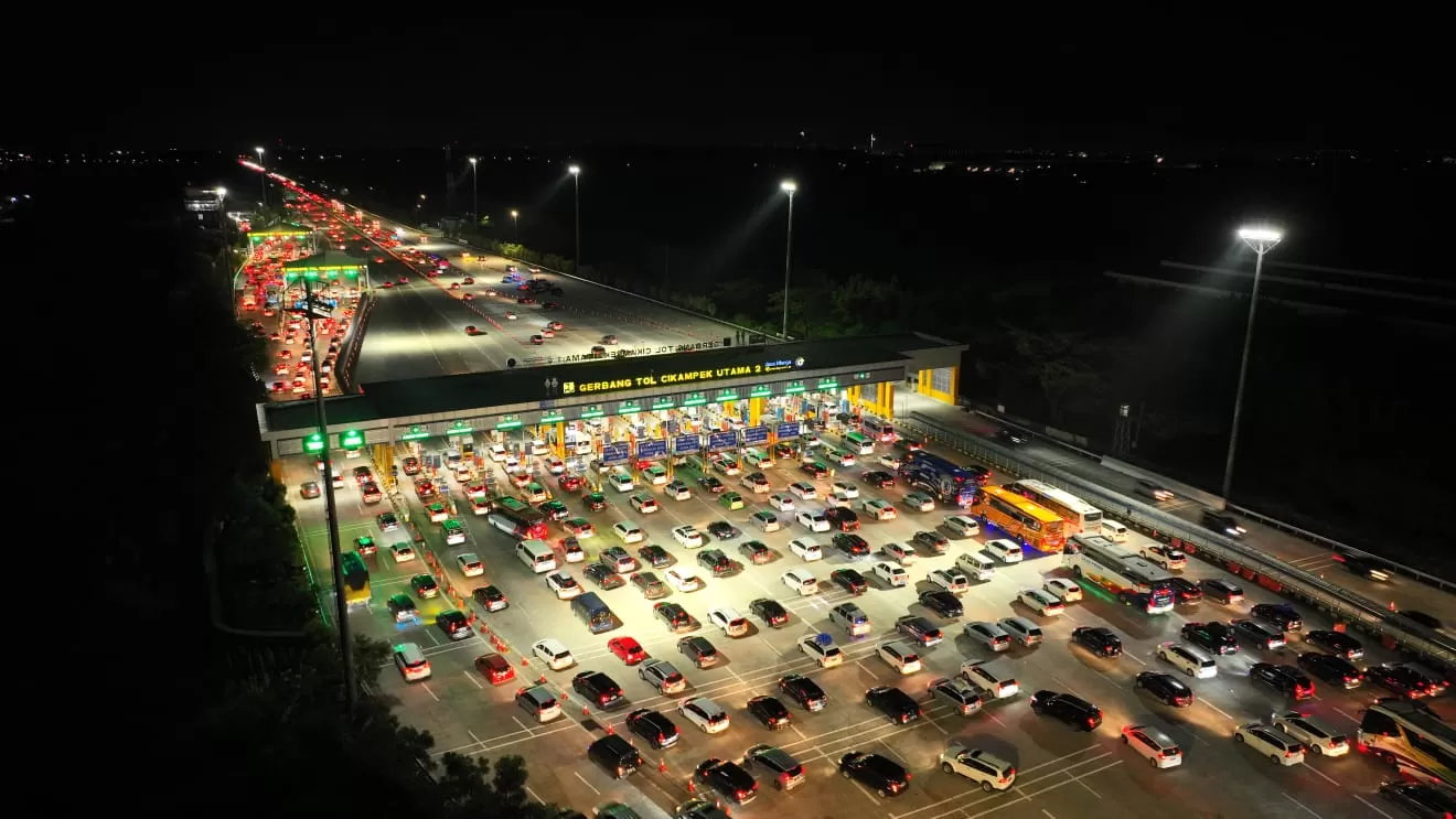 Saat ini one way diberlakukan dari Km 414 Gerbang Tol (GT) Kalikangkung Jalan Tol Batang-Semarang sampai dengan Km 72 Cikampek. Foto: Jasa Marga