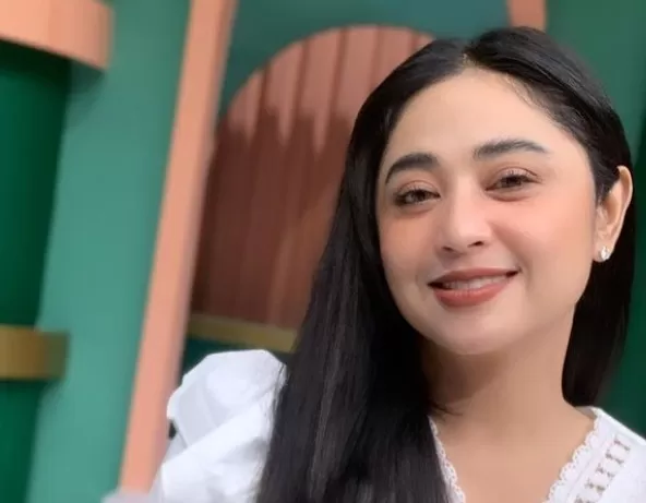 Dewi Perssik diduga  artis yang promosikan judi online. (instagram/dewiperssik9)