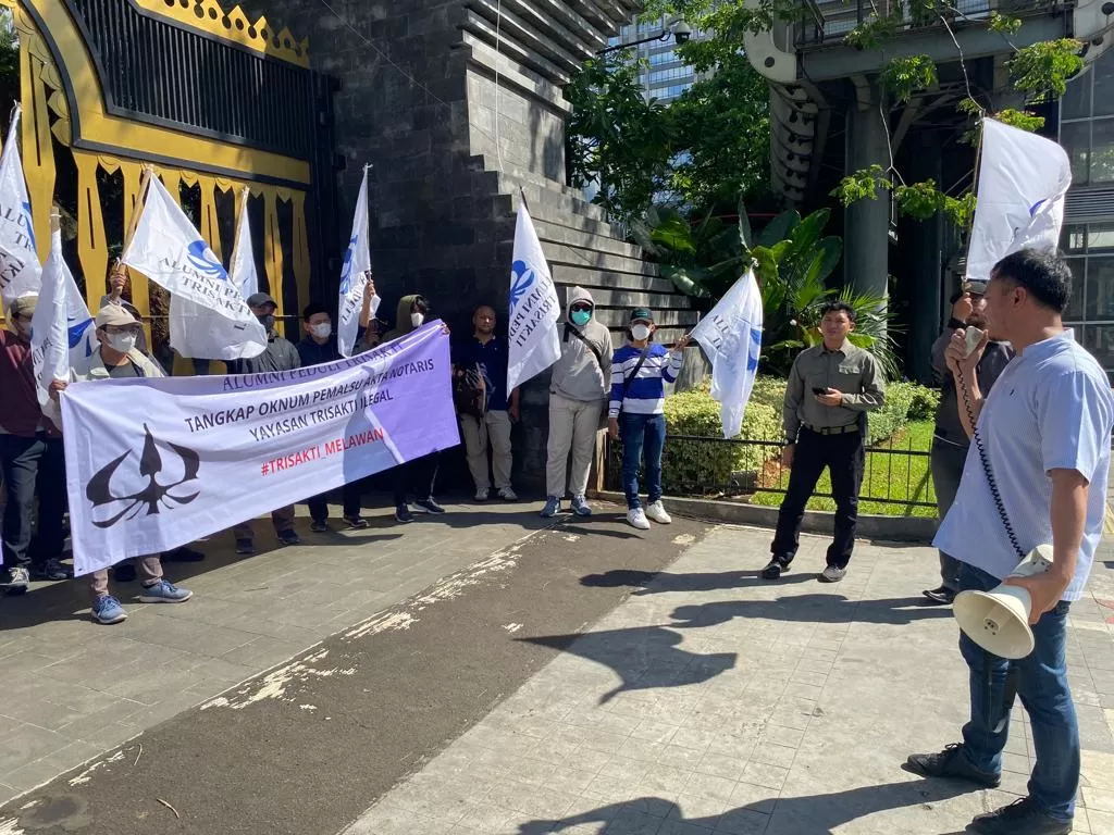 Aksi damai digelar Forum Alumni Peduli Trisakti di depan Polda Metro Jaya pada Rabu, 12 April 2023.