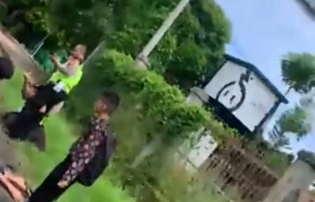 Polisi tekan leher pemuda di bengkulu dalam video viral di media sosial (tangkapan layar)