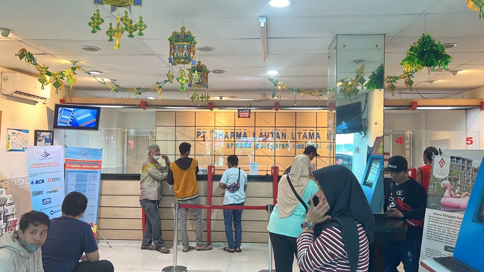 Pemudik yang akan menyeberang menggunakan kapal laut dengan jasa PT. Dharma Lautan Utama dari Pelabuhan Surabaya.