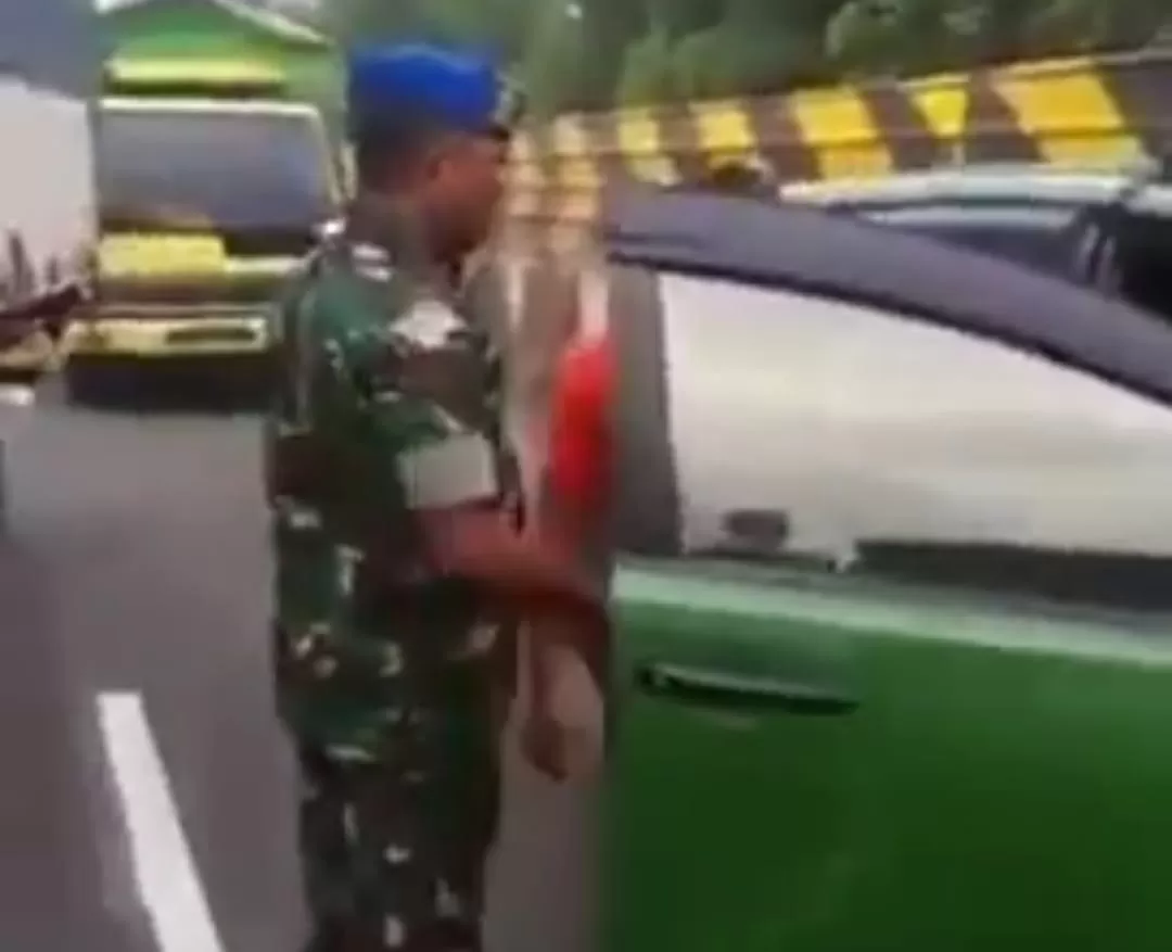 Mobil Innova pakai pelat TNI palsu di Jalan Tol ditangkap (tangkapan layar)